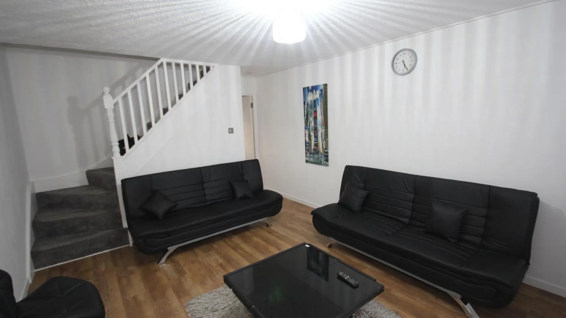 Lee\'S Lodge - Modern 2 Bedrooms contacts